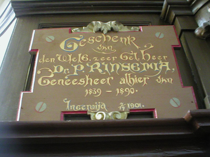 Gedenkbord aan de orgelbalustrade. Geschenk van den Welh.zeer Gel. Heer Dr. P. Rinsema, Geneesheer alhier van 1839-1890. Ingewijd 1901.